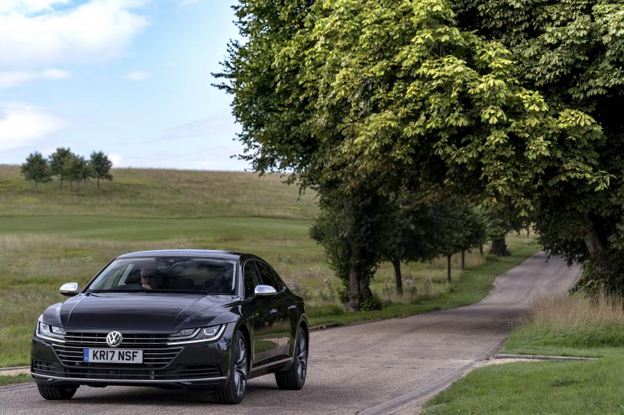  Volkswagen Arteon 4Motion Elegance 2017 года  (UK) (фото 13 из 41)